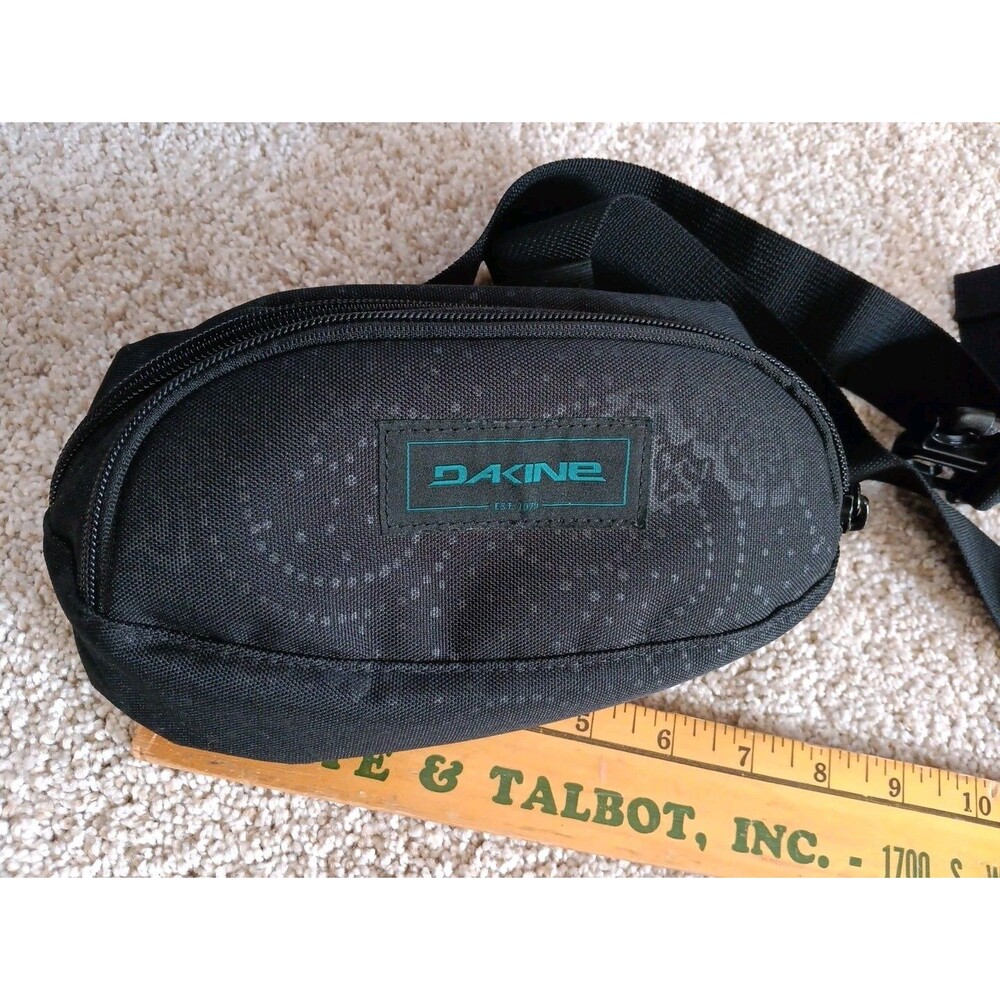 Dakine Womens Hip Pack Black Fanny Pack Adjustable Strap EUC Pockets 2016